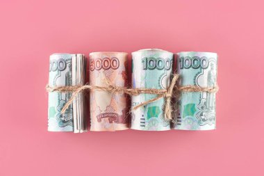 Ruble. Rus kağıt para pembe bir arka plan üzerinde