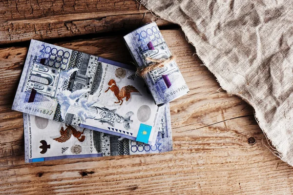 泰格哈萨克斯坦纸币在木背景 — 图库照片