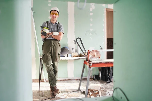 Zimmerreparatur Junger Bauarbeiter Mit Helm Und Overall Der Mit Gefalteten — Stockfoto