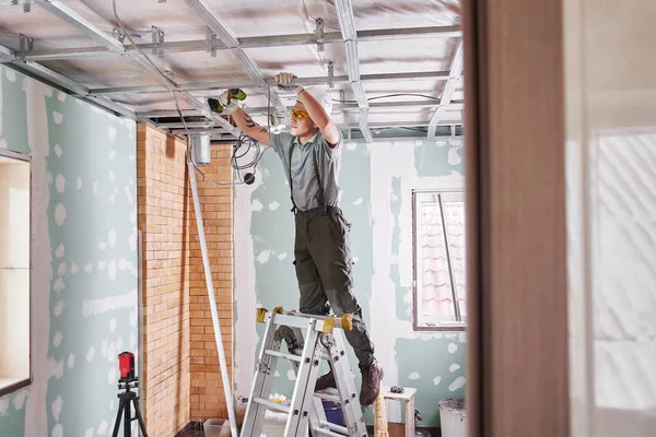 Réparation Chambre Finition Intérieure Jeune Constructeur Fait Plafond Placoplâtre Debout — Photo