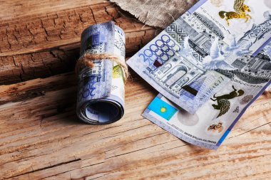 Tenge. Kazakistan kağıt para ahşap arka plan üzerinde.