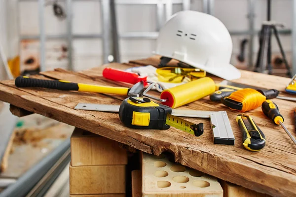 Hausreparaturen Bauwerkzeuge Ziegel Und Helm — Stockfoto