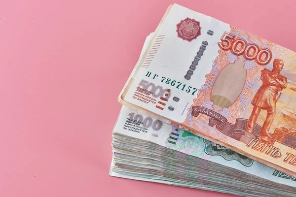 Ruble. Rus kağıt para pembe bir arka plan üzerinde