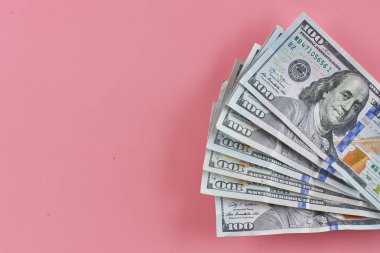 Amerikan Doları yığını pembe bir arka plan üzerinde