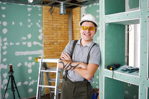 Junger Lächelnder Bauarbeiter Helm Und Overalls Der Mit Gefalteten Händen — Stockfoto