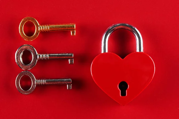 女性不忠的概念 一个心形锁和三把钥匙对它在一个红色背景 — 图库照片