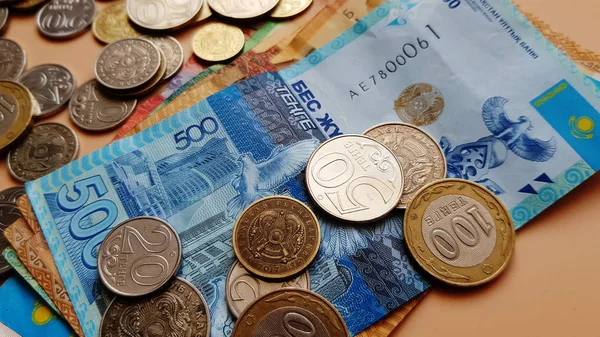 Tenge Geld Kazakh Munten Biljetten Worden Beige Tabel Close — Stockfoto