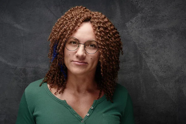 Portrait Une Femme Adulte Authentique Avec Des Boucles Afro Contre — Photo