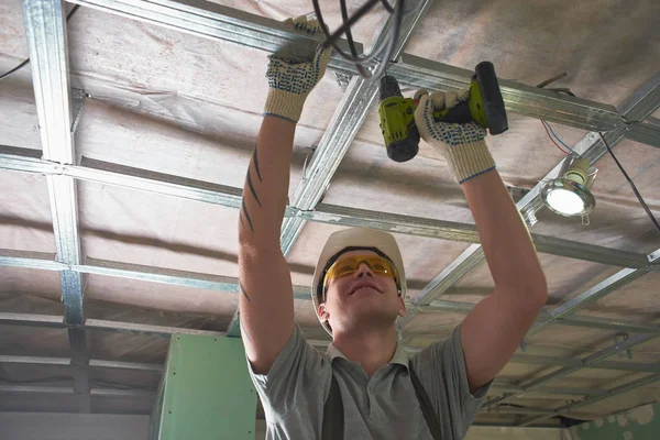 Zimmerreparatur Innenausbau Junger Bauarbeiter Fertigt Eine Gipskartondecke Die Auf Einer — Stockfoto