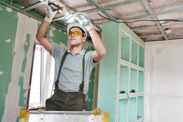 Zimmerreparatur Innenausbau Junger Bauarbeiter Fertigt Eine Gipskartondecke Die Auf Einer — Stockfoto