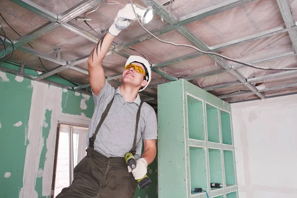 Reparação Quartos Acabamento Interior Jovem Construtor Faz Teto Gesso Uma — Fotografia de Stock