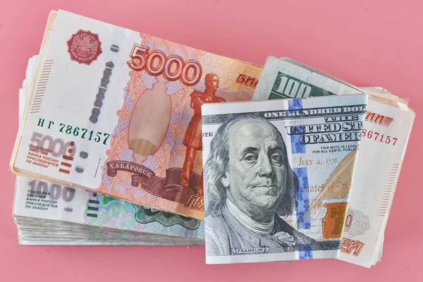 Roebels Dollars Russische Amerikaanse Papiergeld Een Roze Achtergrond — Stockfoto