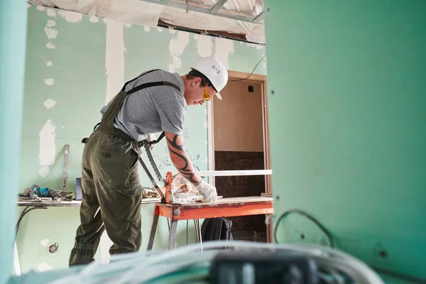 Zimmerreparatur Bauarbeiter Schneidet Fliesen Auf Baustelle — Stockfoto