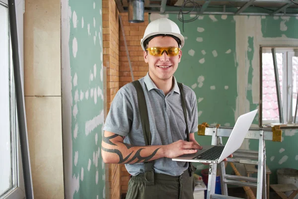 Reparación Constructor Cascos Gafas Con Portátil Las Manos Fondo Construcción — Foto de Stock