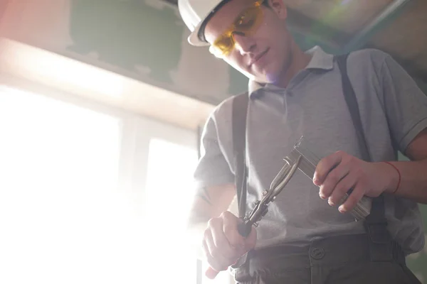 Reparación Edificio Trabajador Corta Perfil Para Paneles Yeso Contra Ventana — Foto de Stock