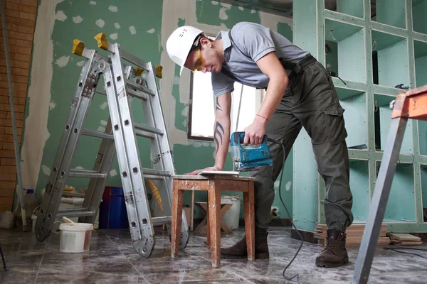 Perbaikan Kamar Gedung Profil Pemotongan Pekerja Untuk Drywall Latar Belakang — Stok Foto