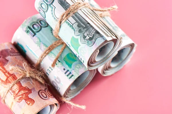 Ruble. Rus kağıt para pembe bir arka plan üzerinde