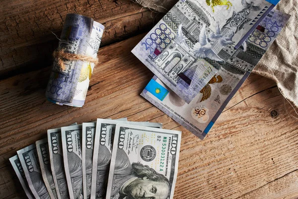 Tenge Und Dollar Kasachstan Und Amerikanisches Papiergeld Auf Holzgrund — Stockfoto