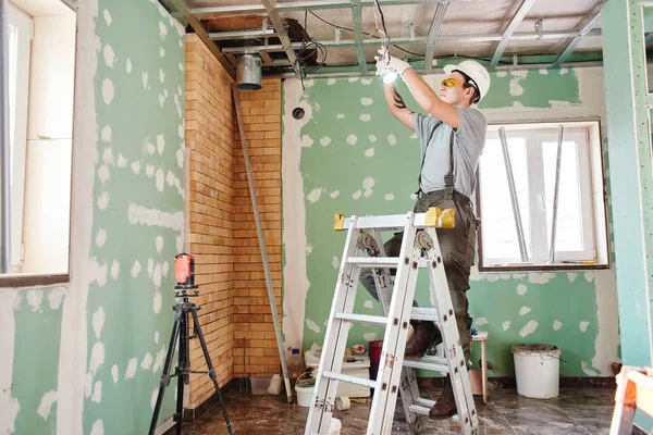 Réparation Chambre Finition Intérieure Jeune Constructeur Fait Plafond Placoplâtre Debout — Photo