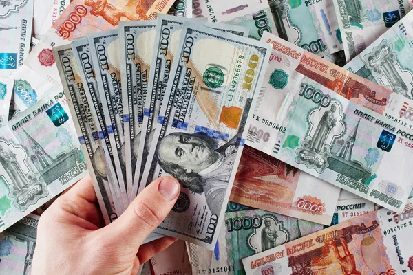 Деньги Мужчина Держит Стодолларовые Купюры Фоне Российских Бумажных Рублей Стоковое Фото