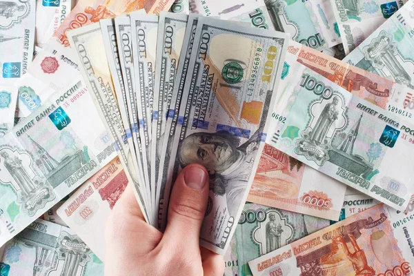 Geld Mannenhand Bezit Amerikaanse Honderd Dollarbiljetten Tegen Achtergrond Van Papier — Stockfoto