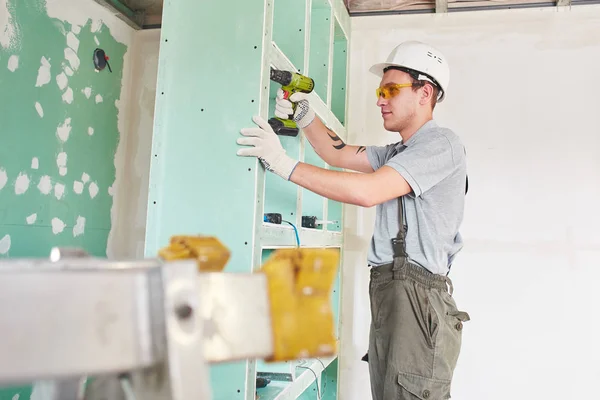 Zimmerreparatur Gebäude Arbeiter Befestigt Trockenbau Mit Einem Schraubenzieher — Stockfoto