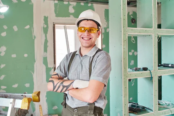 Reparação Quartos Jovem Construtor Sorridente Capacete Macacão Com Mãos Dobradas — Fotografia de Stock