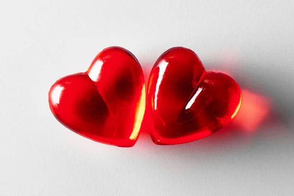 Dos Corazones Caramelo Rojo Sobre Fondo Blanco Concepto Amor Día — Foto de Stock