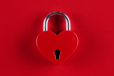 Kırmızı bir arka plan üzerinde bir kalp şeklinde kilit