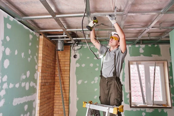 Reparação Quartos Acabamento Interior Jovem Construtor Faz Teto Gesso Uma — Fotografia de Stock