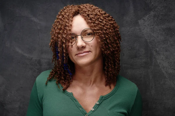 Retrato Uma Mulher Adulta Autêntica Com Cachos Afro Contra Uma — Fotografia de Stock