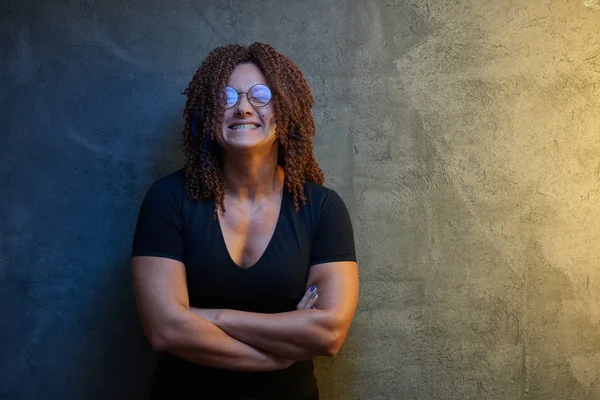 Retrato Uma Mulher Adulta Autêntica Rindo Com Cachos Afro Retribuições — Fotografia de Stock