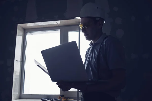 수리입니다 노트북 건설의 배경에 작성기 헬멧에 스탠드 — 스톡 사진