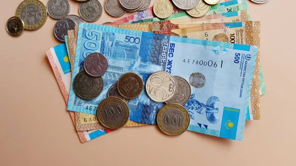 Tenge Dinero Las Monedas Billetes Kazajos Están Vista Superior Mesa —  Fotos de Stock