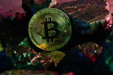 Sanal para incelemesi kavramı. Bitcoins siyah kömür arka plan üzerinde kapat