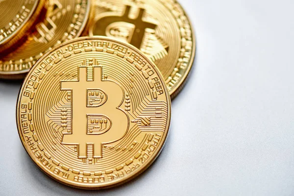 Símbolo Físico Criptomoneda Bitcoins Dorados Sobre Fondo Blanco — Foto de Stock