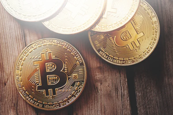 Símbolo Físico Criptomoneda Bitcoins Dorados Sobre Fondo Madera — Foto de Stock