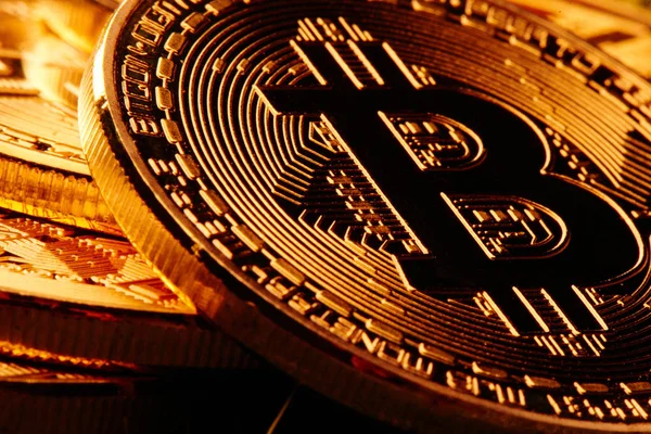 Símbolo Físico Criptomoneda Primer Plano Los Bitcoins Dorados Moneda Digital — Foto de Stock