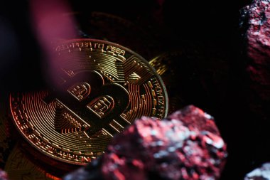 Sanal para incelemesi kavramı. Bitcoins siyah kömür arka plan üzerinde kapat