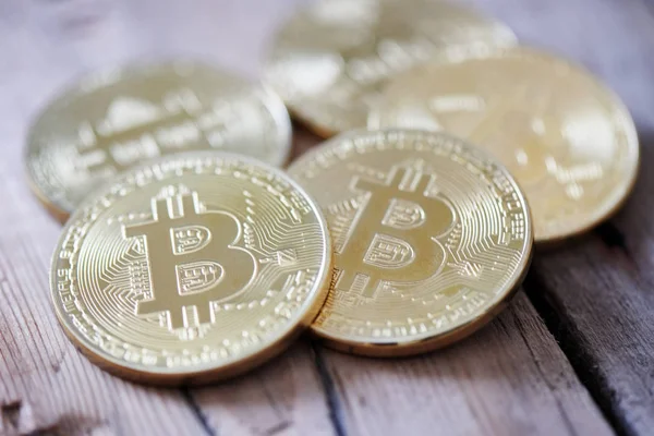 Símbolo Físico Criptomoneda Bitcoins Dorados Sobre Fondo Madera — Foto de Stock
