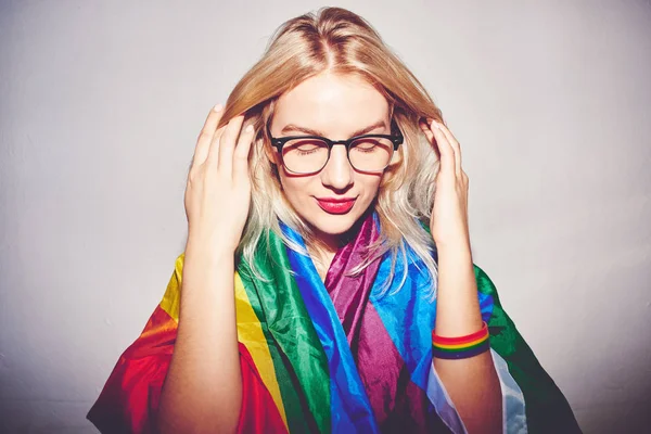 Красивая Молодая Женщина Очках Радужным Флагом Лгбтк Лесбиянка Лесбиянка Бисексуал — стоковое фото