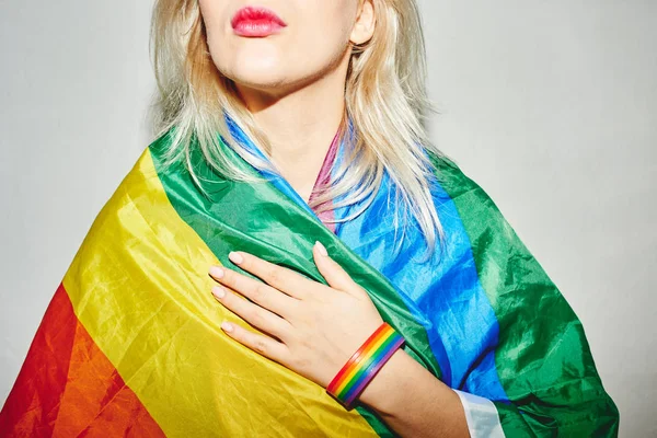 Eine Schöne Blonde Junge Frau Mit Einer Regenbogenfahne Lesbisch Schwul — Stockfoto