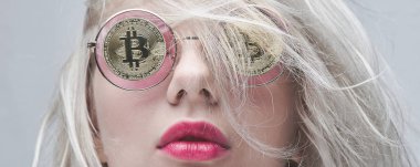 Güzel genç sarışın bir kadın gözlük ile bitcoins beyaz bir arka plan üzerinde kırmızı dudaklı. Cryptocurrency kavramı