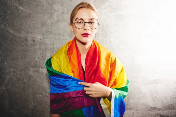 Uma Bela Jovem Com Óculos Redondos Usando Uma Bandeira Lgbtq — Fotografia de Stock