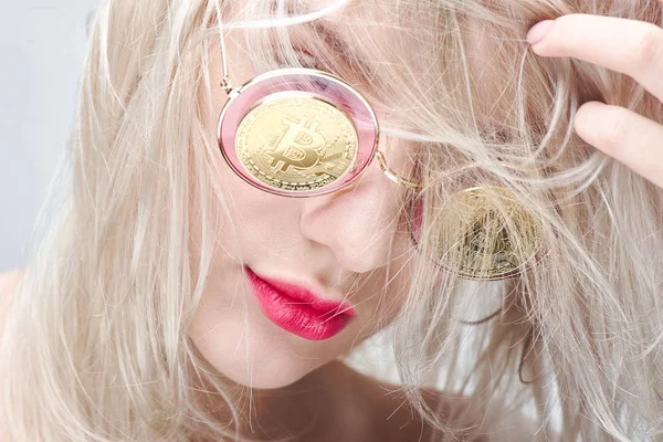 Красивая Молодая Блондинка Красными Губами Очках Биткойнами Белом Фоне Криптовалютная — стоковое фото