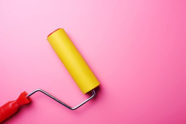 Ev onarım kavramı. Kopya alanı ile duvar kağıdı ve pembe duvar için sarı rulman.