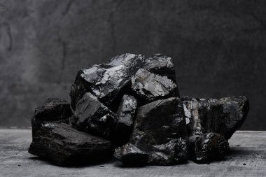 Siyah bir arka plan üzerinde doğal kömür closeup izole. Doğal mineral kaynakların çıkarılması.
