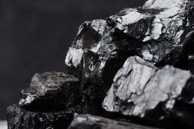 Siyah bir arka plan üzerinde doğal kömür closeup izole. Doğal mineral kaynakların çıkarılması.