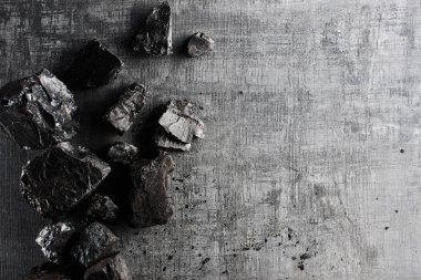 Siyah bir arka plan üzerinde doğal kömür closeup izole. Doğal mineral kaynakların çıkarılması.