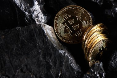 Sanal para incelemesi kavramı. Bitcoins siyah kömür arka plan üzerinde kapat